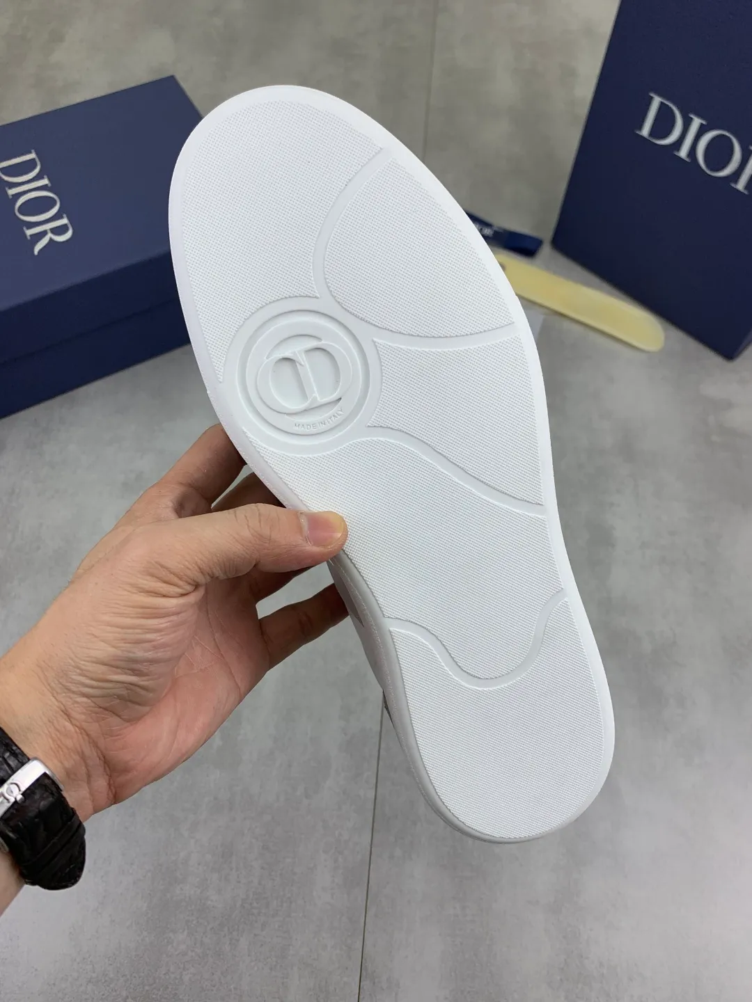 Men's shoes 💰P360 New Dior B01 moral training shoes, white first-layer cowhide, original molded outsole. New to the fall collection, this sneaker marks the return of a Dior classic, reinterpreted in a stylish and elegant silhouette. Crafted from white smooth first-grain cowhide with a tonal silk sheepskin lining, it features the Dior logo on the tongue and inner sides, and a CD icon on the heel. Paired with Tpu anti-slip soles of the same color, it can be matched with various styles to create a sophisticated look.  Code number: 38-44